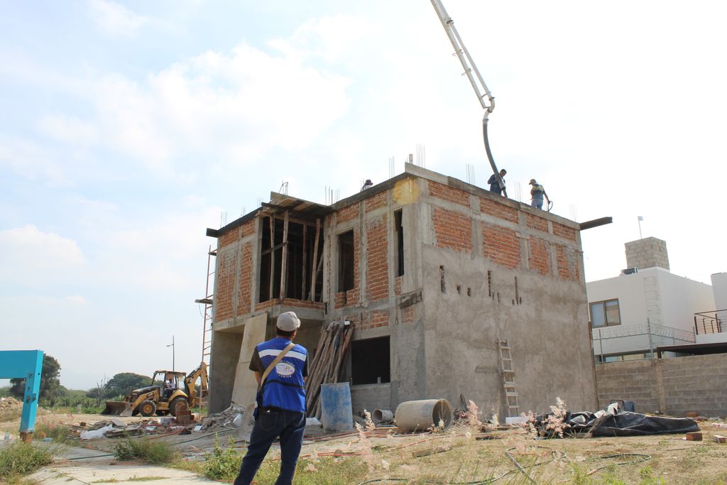 Piso industrial de concreto de alta resistencia en nave logística de Manzanillo, Colima