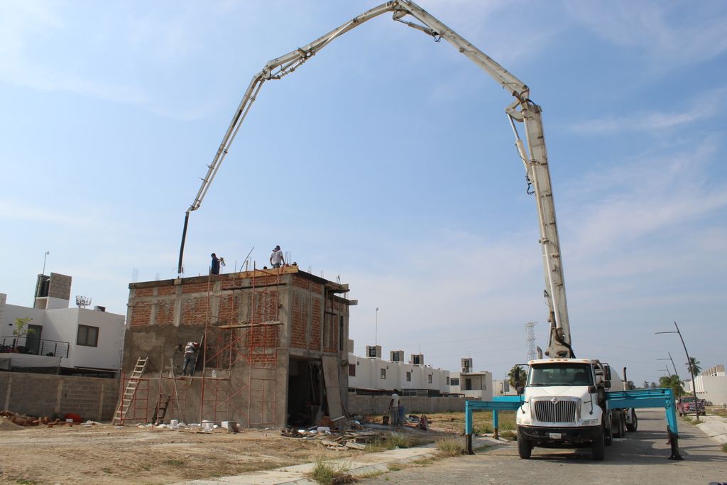 Técnico realizando pruebas de diseño de mezcla de concreto en laboratorio de planta dosificadora en Manzanillo