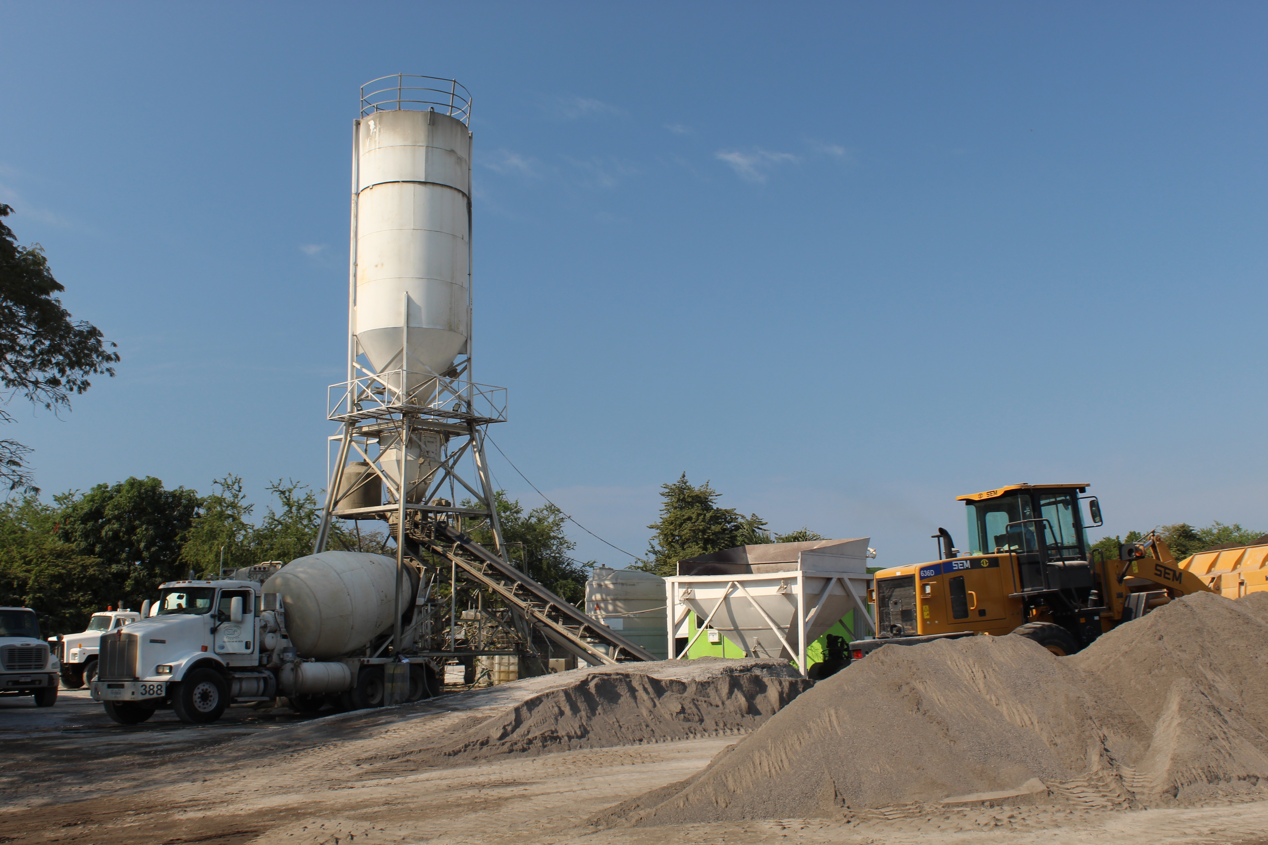 Bomba de concreto Conpre operando en obra